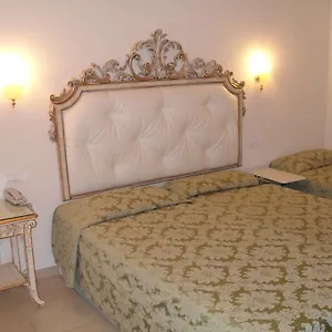 Residenza Due Torri Check In Presso Vicolo Cattani 7 Pensión
